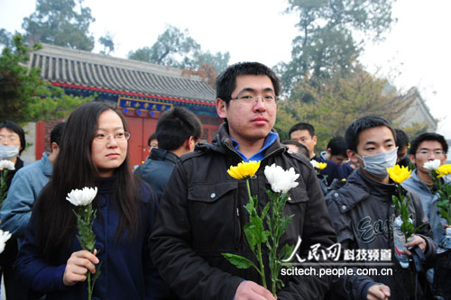 清华学子手执鲜花悼念钱学森－赵纲摄