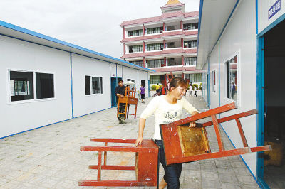 云南盈江灾区中小学全面复课 临时教室已建好