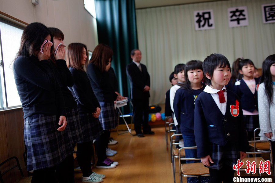 日本地震：日本灾区幼儿园举行毕业典礼(组图)